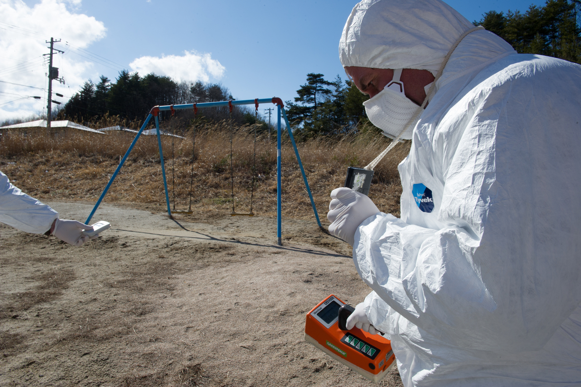 Measuring Radiation in Iitate. © Christian Åslund / Greenpeace