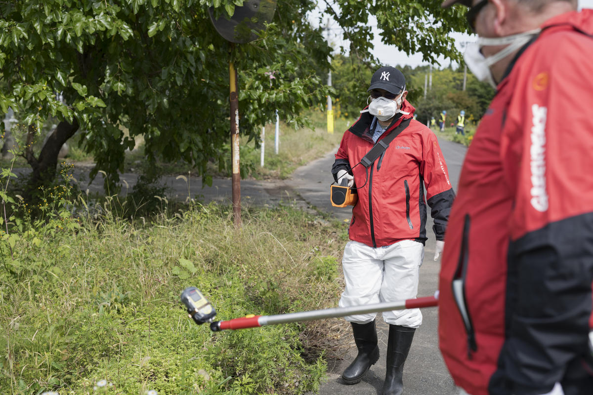 Radiation Survey in Obori, Namie. © Christian Åslund / Greenpeace