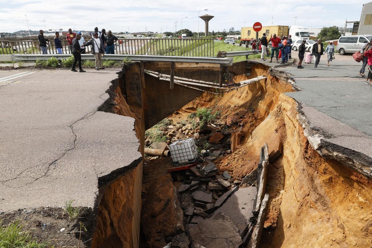 大雨の後、南アフリカの港湾都市ダーバンで洪水と土砂崩れにより少なくとも5人が死亡。数日間の雨がいくつかの
地域を襲い、市内の何十もの道路を閉鎖した。