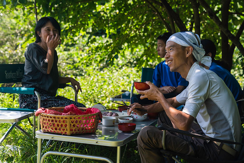 夏休みのお子さんもいっしょに農作業をして、自ら栽培した作物で昼食。