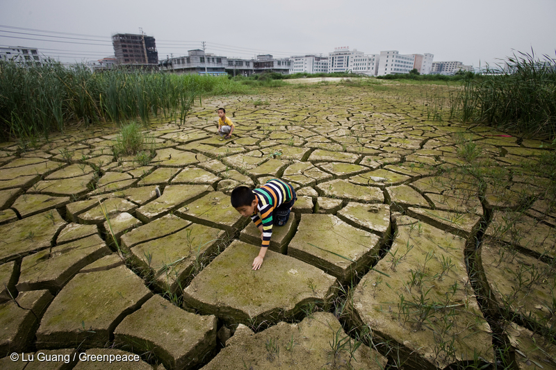 気候危機において子どもは大人と比べて責任が小さいが、脆弱性が高い。中国の荒れた土地で遊ぶ子ども