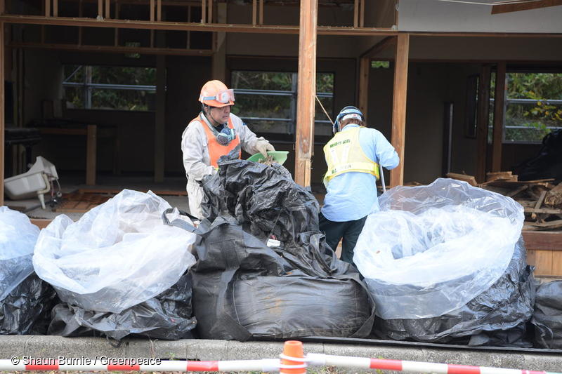 福島県内で作業にあたる除染労働者。原発は燃料採掘から使用済み燃料の管理に至るまでのすべての過程 で被ばく労働を要する。（2019年11月） 