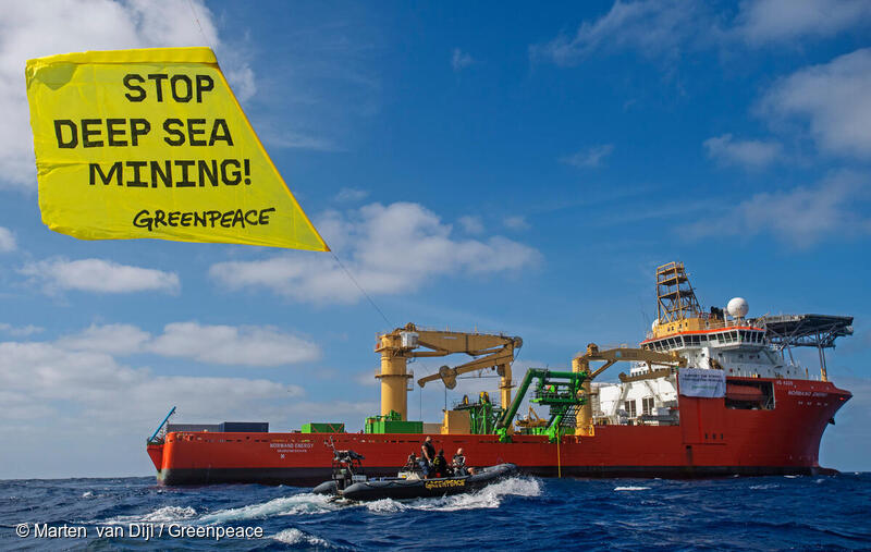 2021年4月12日、太平洋上でグリーンピースがボートに乗り、「Stop Deep Sea Mining！(深海採掘をやめて!)」というメッセージを表示した大きな凧を持ってGSR深海鉱業会社へ提唱しました。 