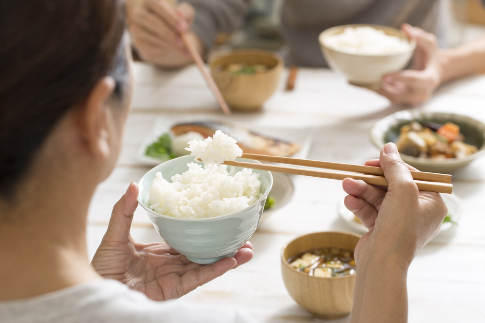 ご飯、焼き魚、お漬物、お味噌汁、果物といった日本の食卓が気候変動、温暖化が影響している