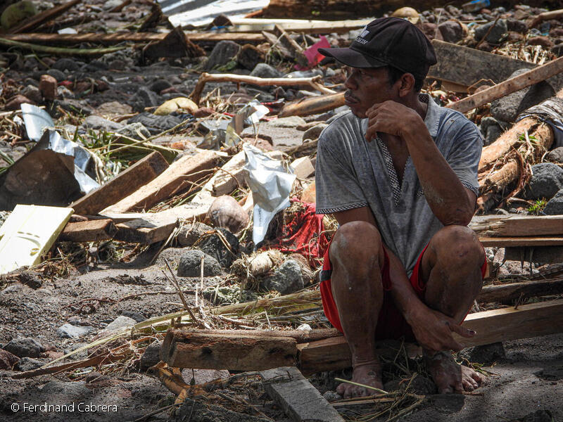 フィリピン 台風によって流された家の残骸の近くに座る住民(2022年10月）