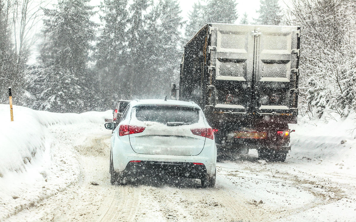 大雪で立ち往生する車