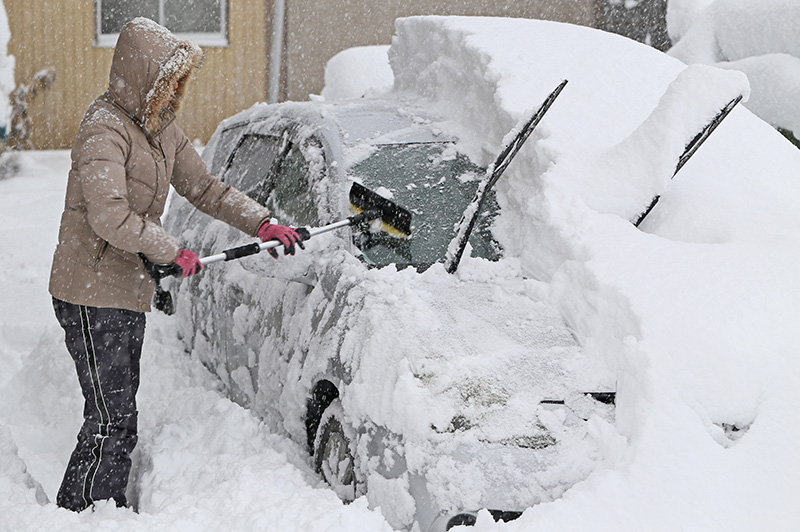 車の雪かきをする人