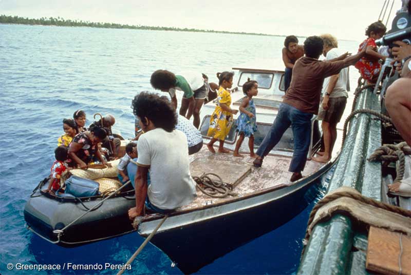 核実験で汚染された太平洋のロンゲラップ島の住民を避難させるグリーンピース（1985年）