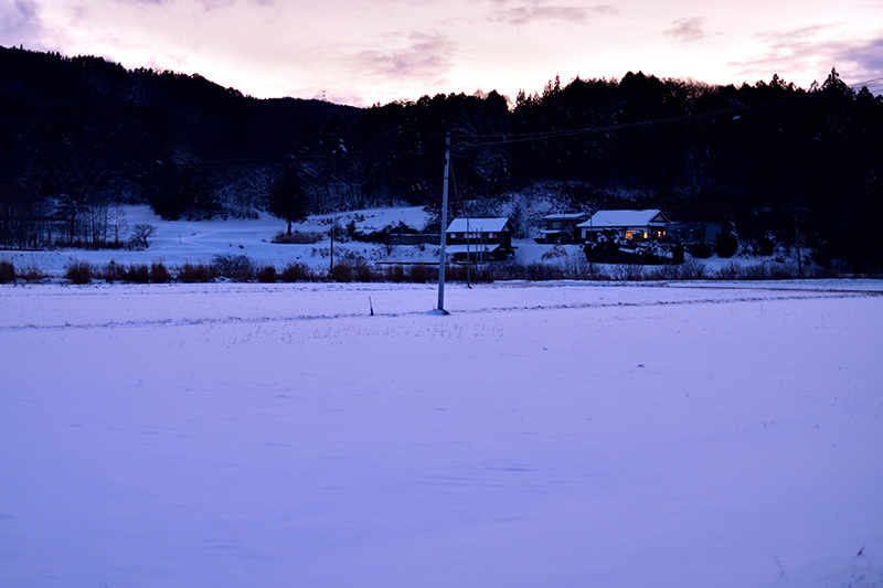 夕暮れの飯舘村、灯がともる住宅はわずか ©Ryohei Kataoka/Greenpeace