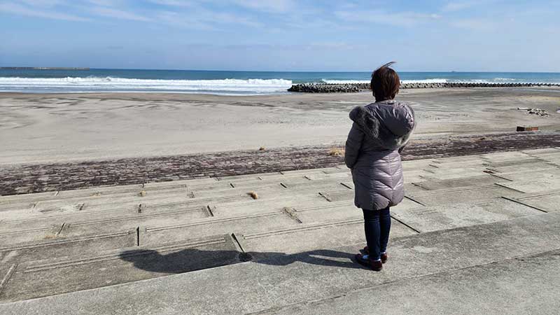 毎年家族で海水浴に来た北泉海岸。震災で周辺の宿泊施設や橋が破壊され、放射能汚染への懸念もあり、海開きに9年の歳月を要した。（佐藤さん提供）