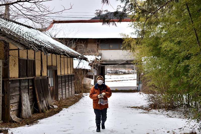 左は稲穀場、後方が通り門 ©Ryohei Kataoka/Greenpeace