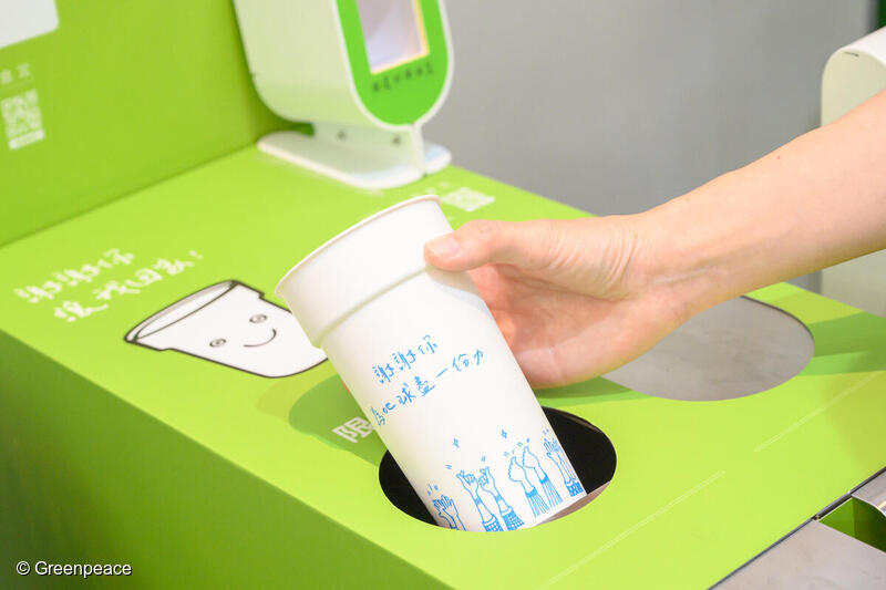 台湾の桃園市のファミリーマートで行われたリユースの飲料カップや食器の実証実験