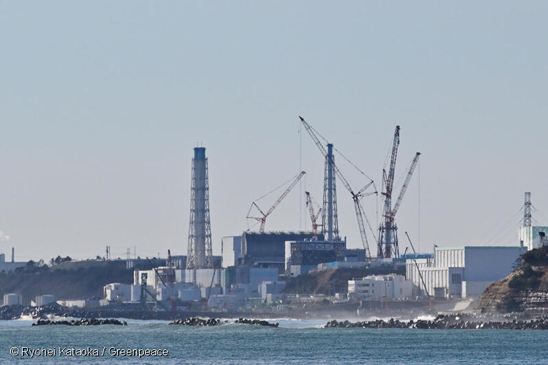 浪江町請戸漁港から見た東京電力福島第一原発。2023年1月。