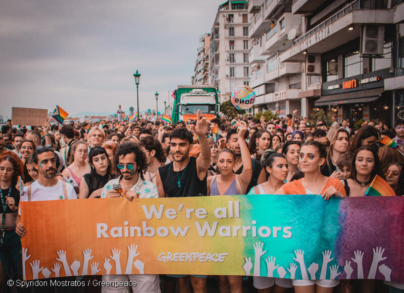 LGBTQIA+コミュニティと連帯し、ギリシャのテッサロニキのプライドデーとパレードに参加するグリーンピースのボランティア