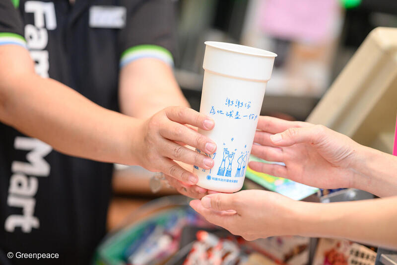 台湾のファミリーマート桃園市店舗で行われるリユースカップの実証試験のようす