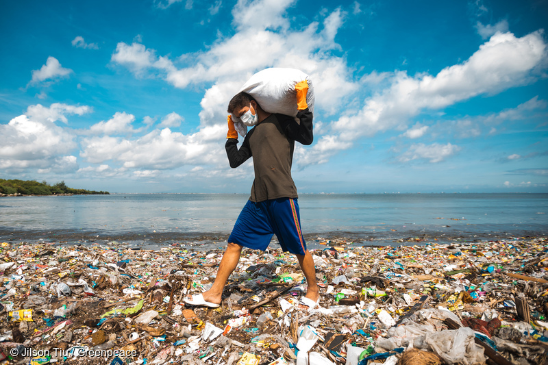 グリーンピースと「#breakfreefromplastic」ムーブメントのメンバーによる、フィリピンパラニャケのフリーダムアイランドでのビーチクリーンアップの様子。