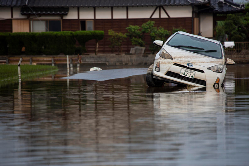日本で洪水によって立ち往生し、損傷を受けたトヨタの車両