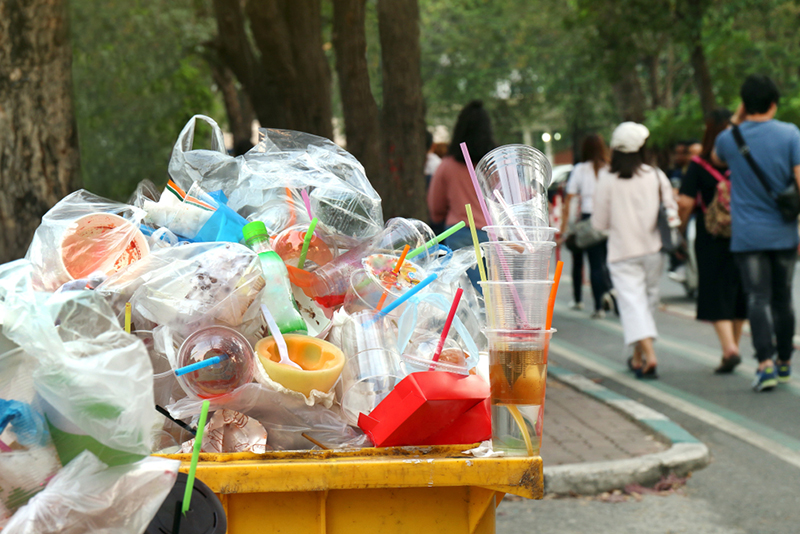 使い捨てられたプラスチック