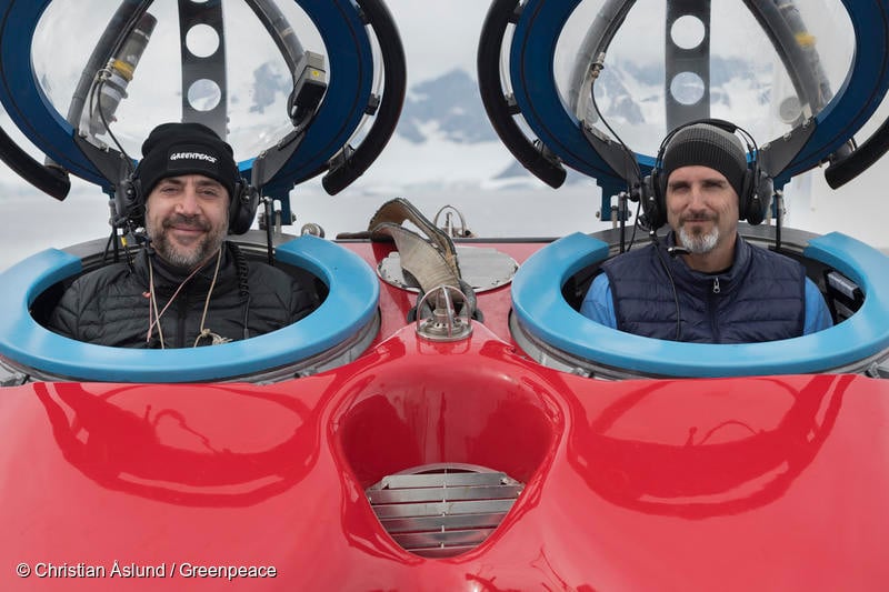 潜水艇に乗り込み、ゲルラッハ海峡沖、水深約270メートルの南極海底探査に出発しようとするハビエル・バルデム