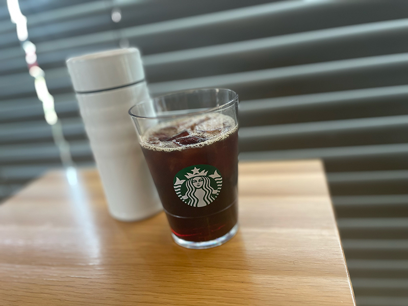 日本のスターバックス コーヒーで提供されているアイスビバレッジ用のグラス。