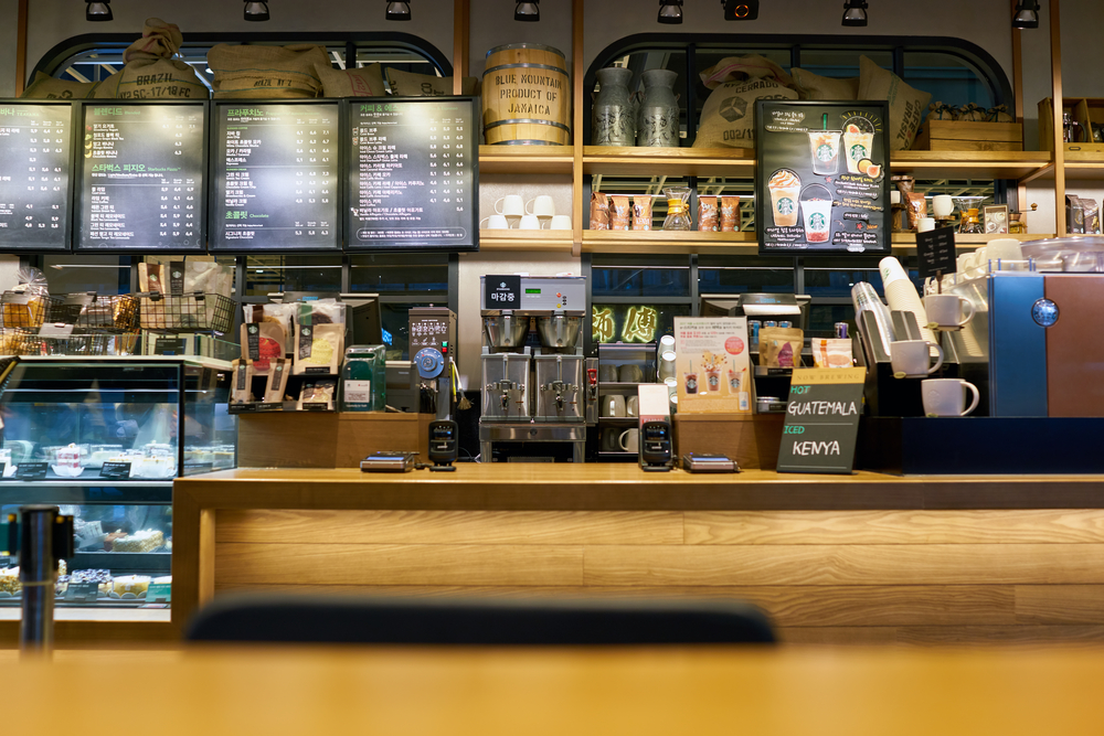 韓国釜山のスターバックス コーヒー店舗のカウンター。