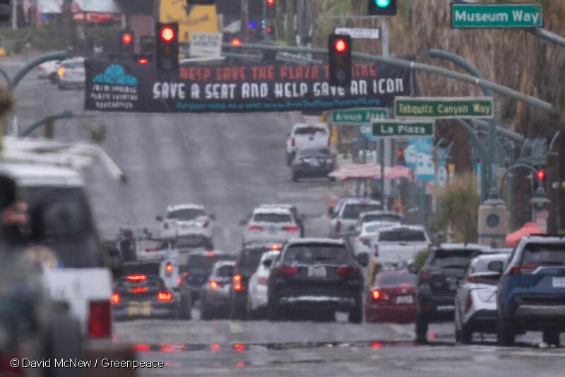 異常な熱波の影響で陽炎がたつカリフォルニア州パームスプリングスの道路