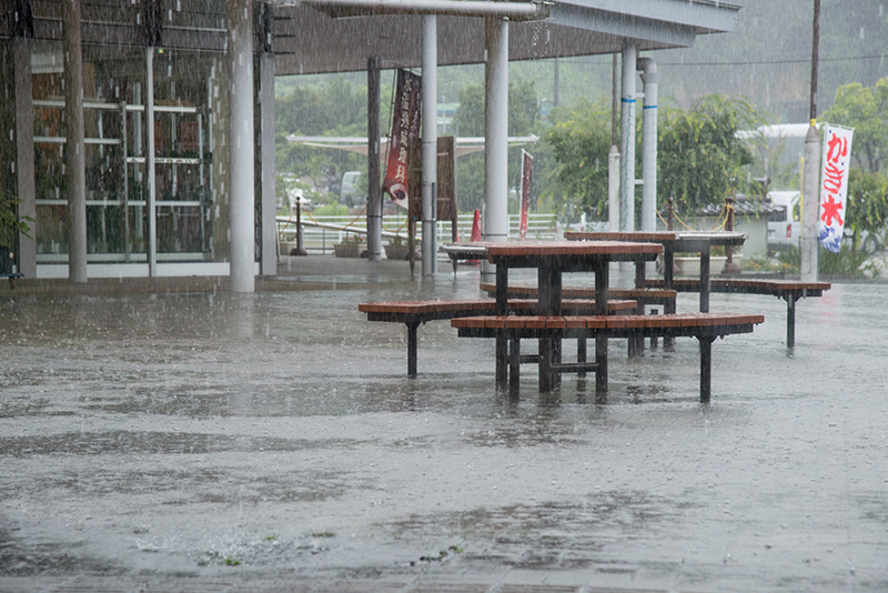 大雨が降る様子