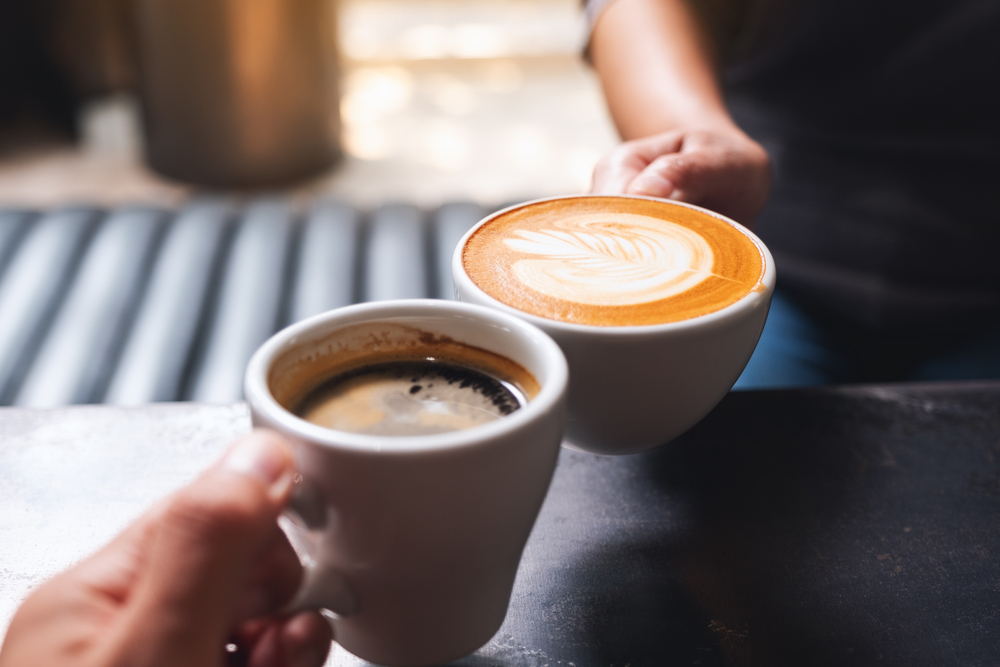 コーヒーをマグカップで飲む様子