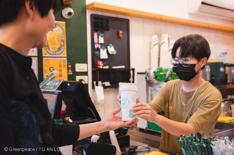 台湾のリユースカップシステムを利用する人