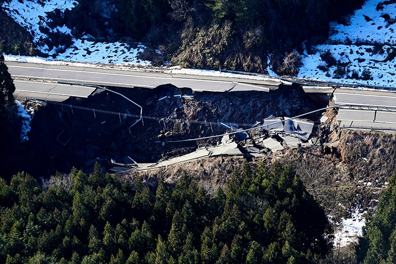 路面が大きく崩壊したのと里山海道