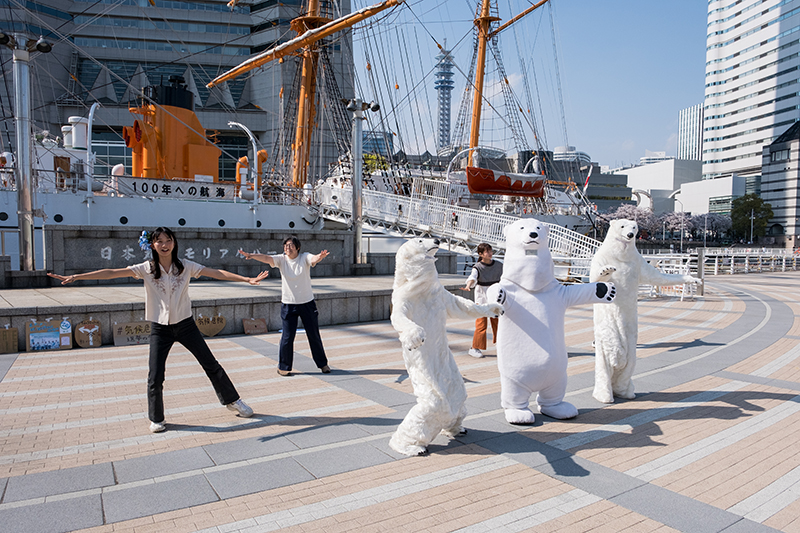 横浜市西区の日本丸メモリアルパークで、行われた「地球のために投票を！～横浜の中心でシロクマが踊る～」