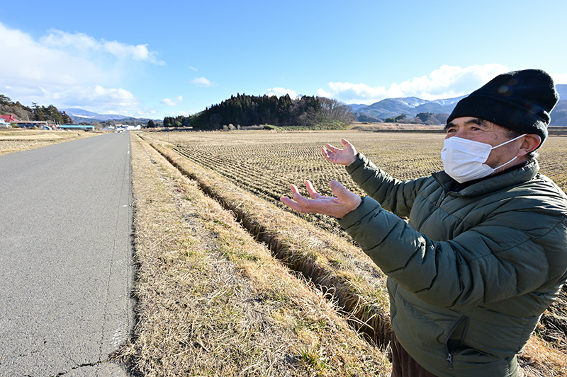 大河原さんが耕作している田んぼ。左手奥の山（大滝根山）の約40キロメートル先に福島第一原発がある