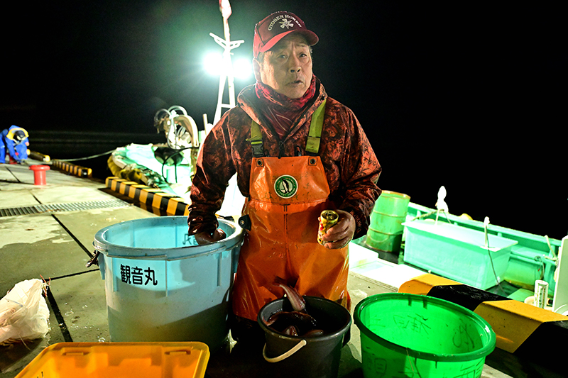 新地町・釣師浜漁港で水揚げ作業をする小野春雄さん