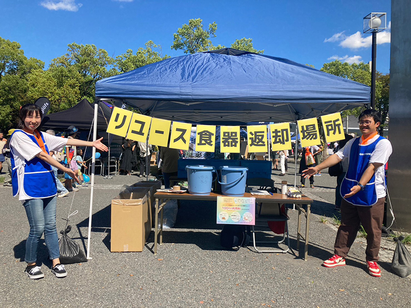 「ワタシのミライ ～No Nukes & No Fossil～　再エネ100％と公正な社会をめざして」イベントでグリーンピース・ジャパンがボランティアメンバーとともにリユース容器の運営を担当