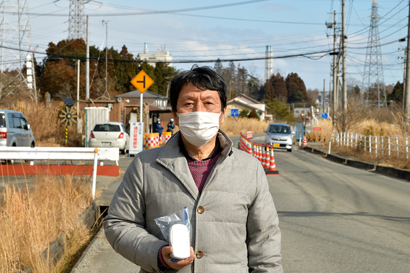 福島第一原発に入る道路のゲート前