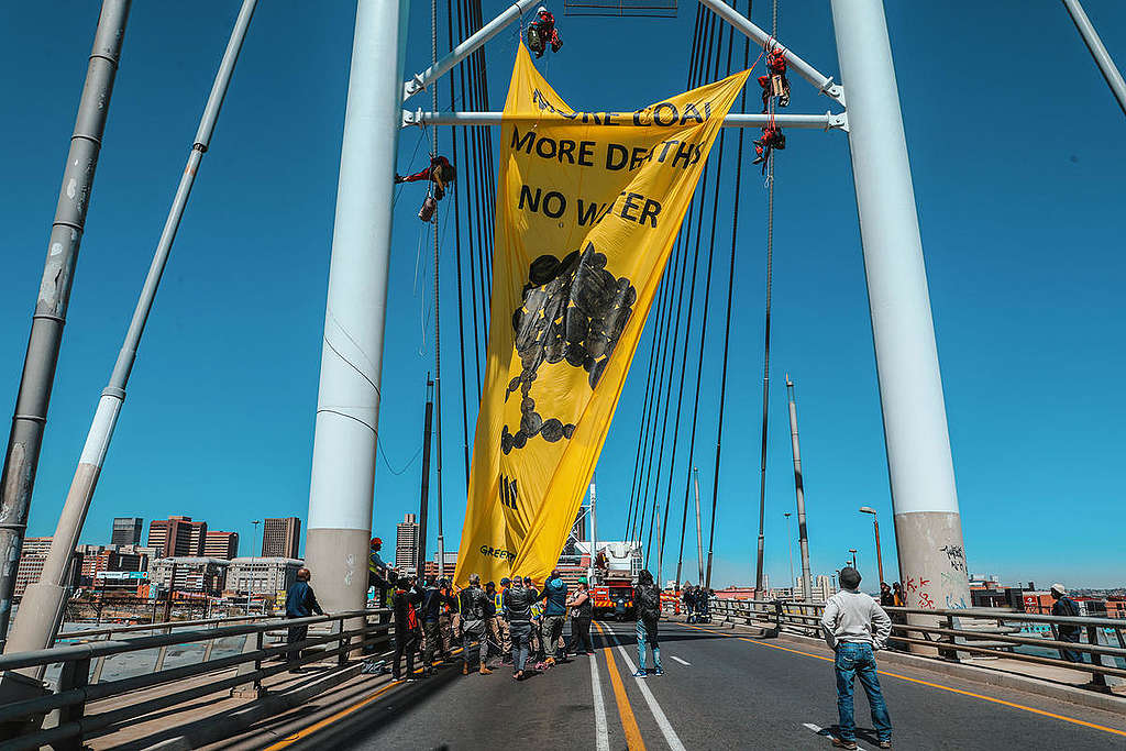 Action at Mandela Bridge in South Africa. © Shayne Robinson