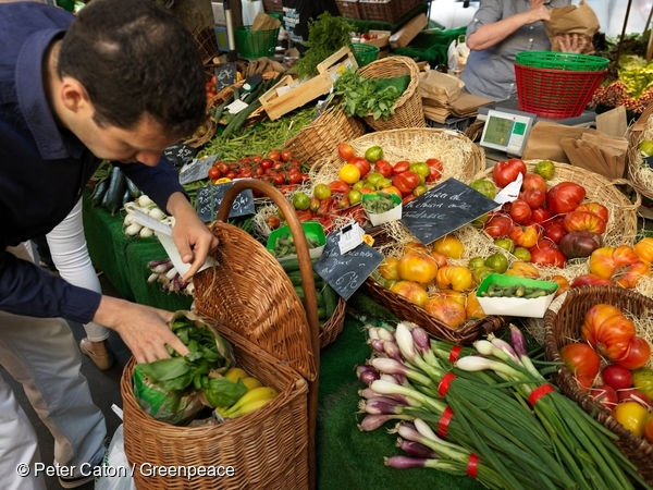 Farmers Market in Paris. 14 Jun, 2015.  © Peter Caton / Greenpeace