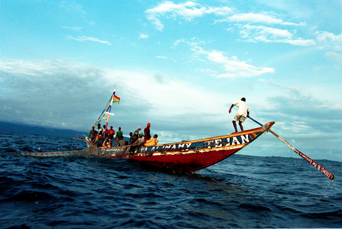 Local fishermen fishing from traditional canoes, in Sierra Leone waters. © Kate Davison
