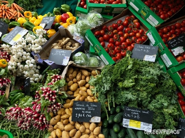 Ecological produce at Raspail Market in central Paris. It is one of the largest ecological markets in Paris. © Peter Caton / Greenpeace