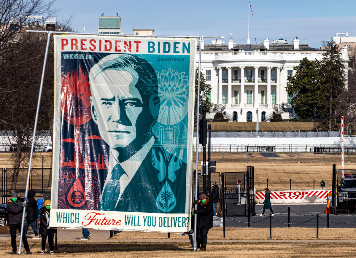 Fairey’s "Biden: Which Future" Art Banner in Washington DC. © Tim Aubry / Greenpeace