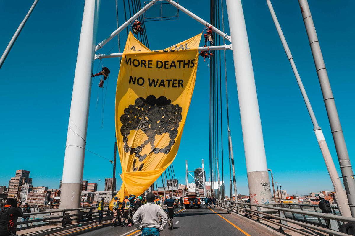 Action at Mandela Bridge in South Africa. © Shayne Robinson / Greenpeace
