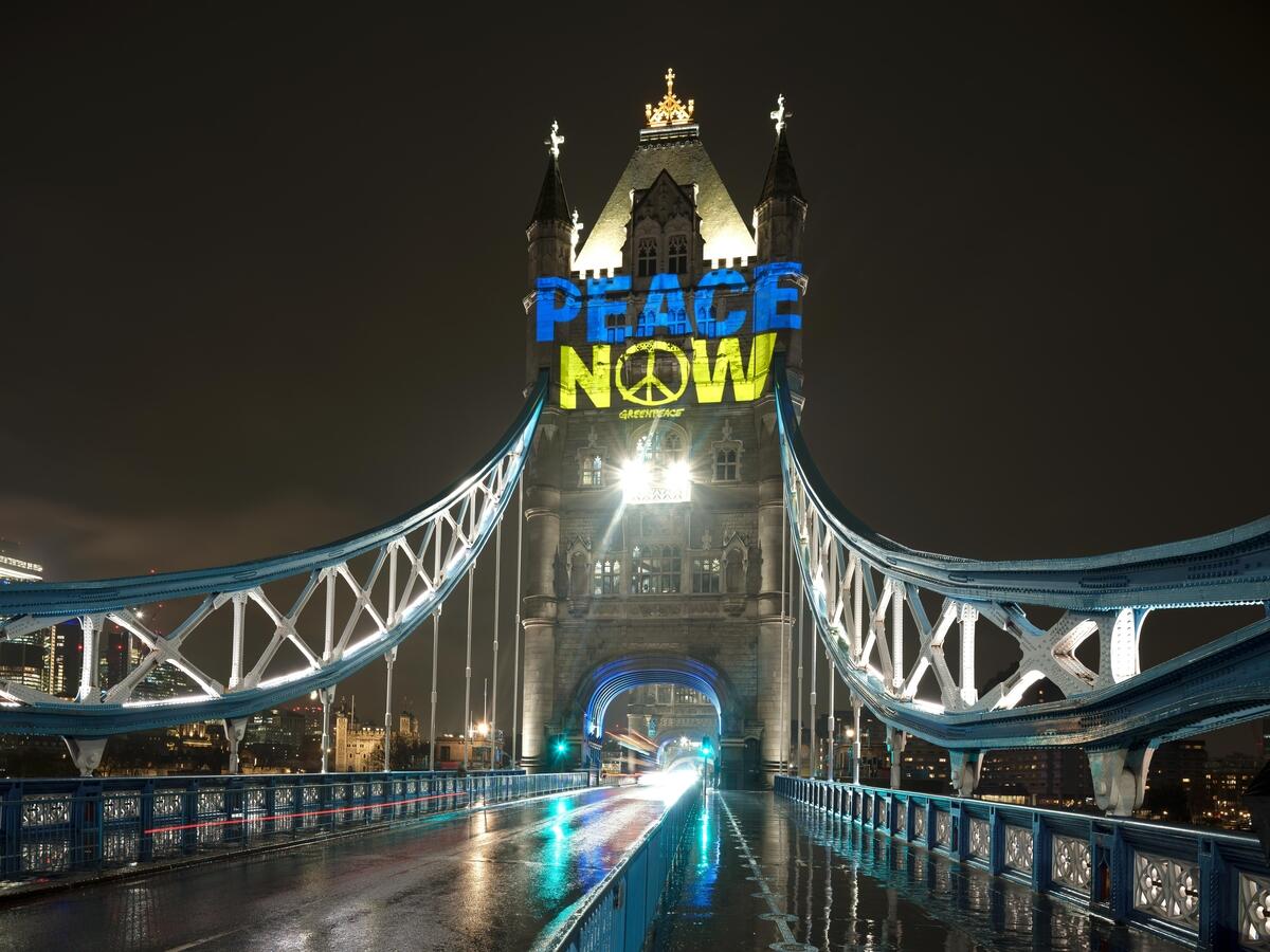 Projection of  "No War" and "Peace Now" on Tower Bridge in London. ©  POW / Greenpeace