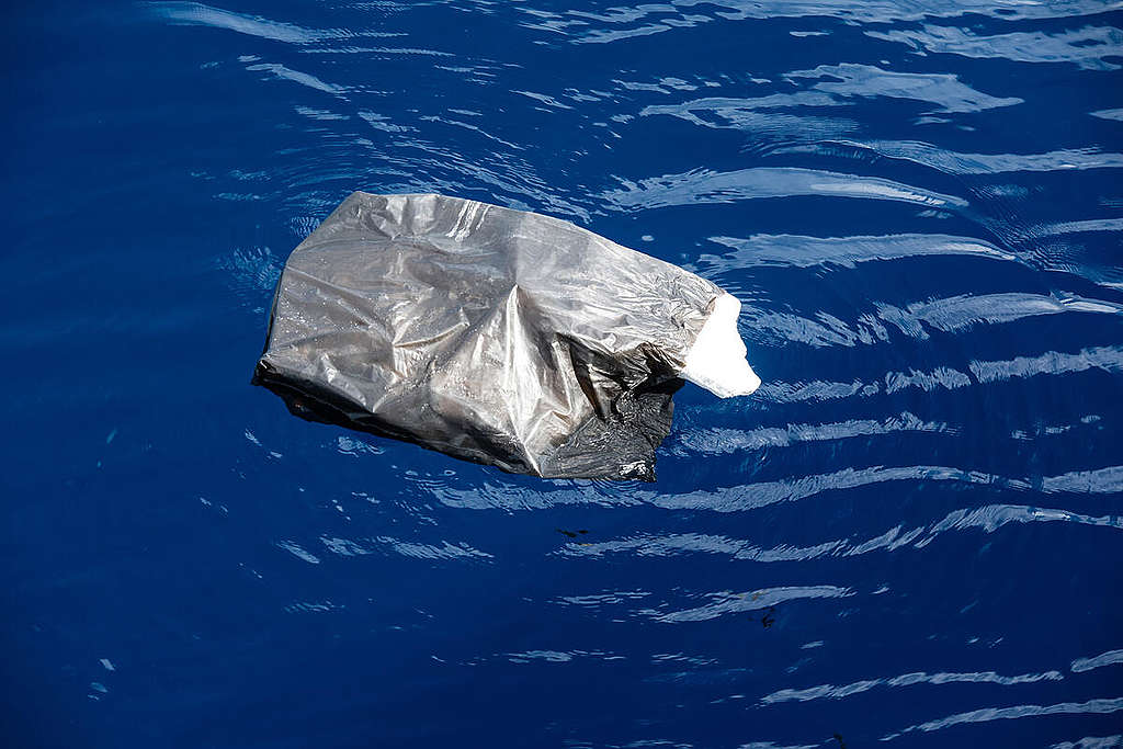 Trash in the Indian Ocean. © Laurel Chor / Greenpeace
