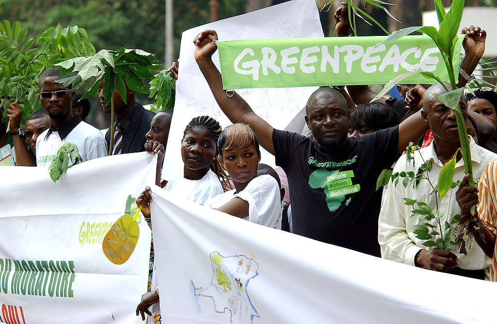 Presentation of Petition to Congolese Government. © Junior D. Kannah / Greenpeace