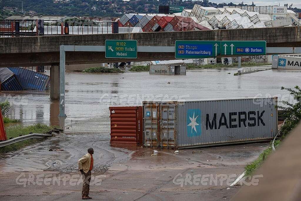 TOPSHOT-SAFRICA-WEATHER-FLOOD. © PHILL MAGAKOE / AFP via Getty Images