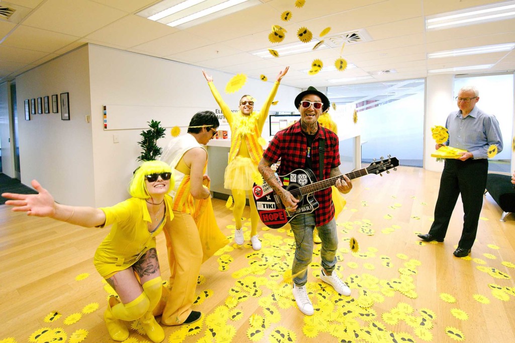 Musician Tiki Taane takes over 45,000 paper suns to New Zealand's electricity watchdog, the Electricity Authority, each with the name of someone who signed a petition demanding the authority support solar energy and prohibit electricity providers from penalising solar users. © Marty Melville / Greenpeace