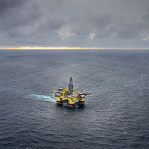 OMV oil rig approaching the Taranaki Coast