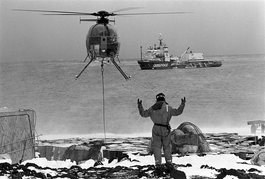 Resupply of World Park Base in Antarctica. © Greenpeace / Steve Morgan