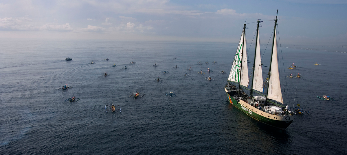 Flotilla of Fishing Boats Greets the Rainbow Warrior. © Greenpeace / Paul Hilton