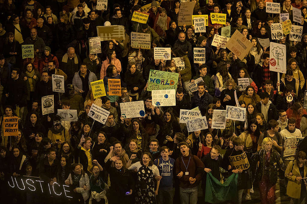Thousands of people march in Madrid to demand politicians take ambitious action to save the climate. Several collectives, including Greenpeace and Fridays for Future, march along the Paseo del Prado street and end at Nuevos Ministerios where a music concert takes place. © Pablo Blazquez / Greenpeace